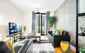 Modern Arcadian Centre Apartment By Azura Nights